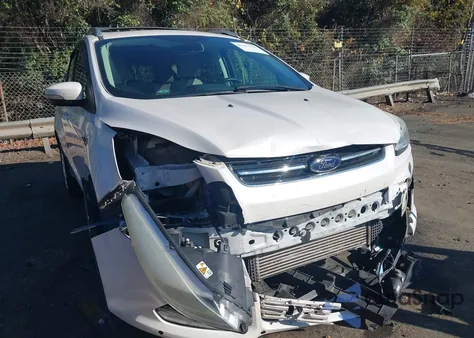 2014 Ford Escape Titanium z USA, uszkodzony, nr VIN 1FMCU0J9XEUC15671